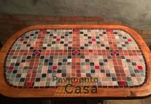 tavolo in legno decorato con mosaico vetroso e stucco epossidico