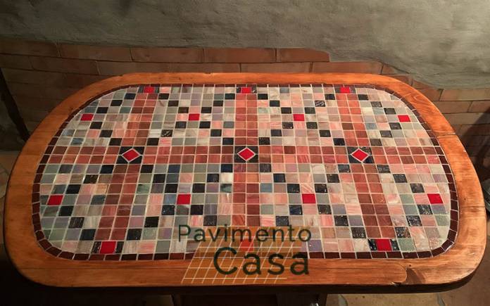 tavolo in legno decorato con mosaico vetroso e stucco epossidico